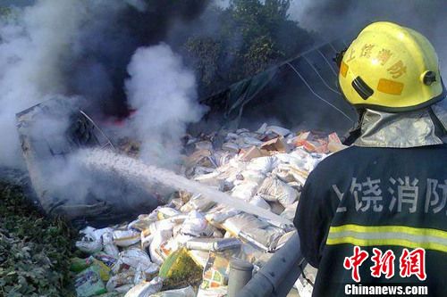 8月1日6時左右，滬昆高速上饒段一貨車側(cè)翻著火，駕駛室燒成空殼。圖為現(xiàn)場一片狼藉，貨物散落一地。吳兵章 攝